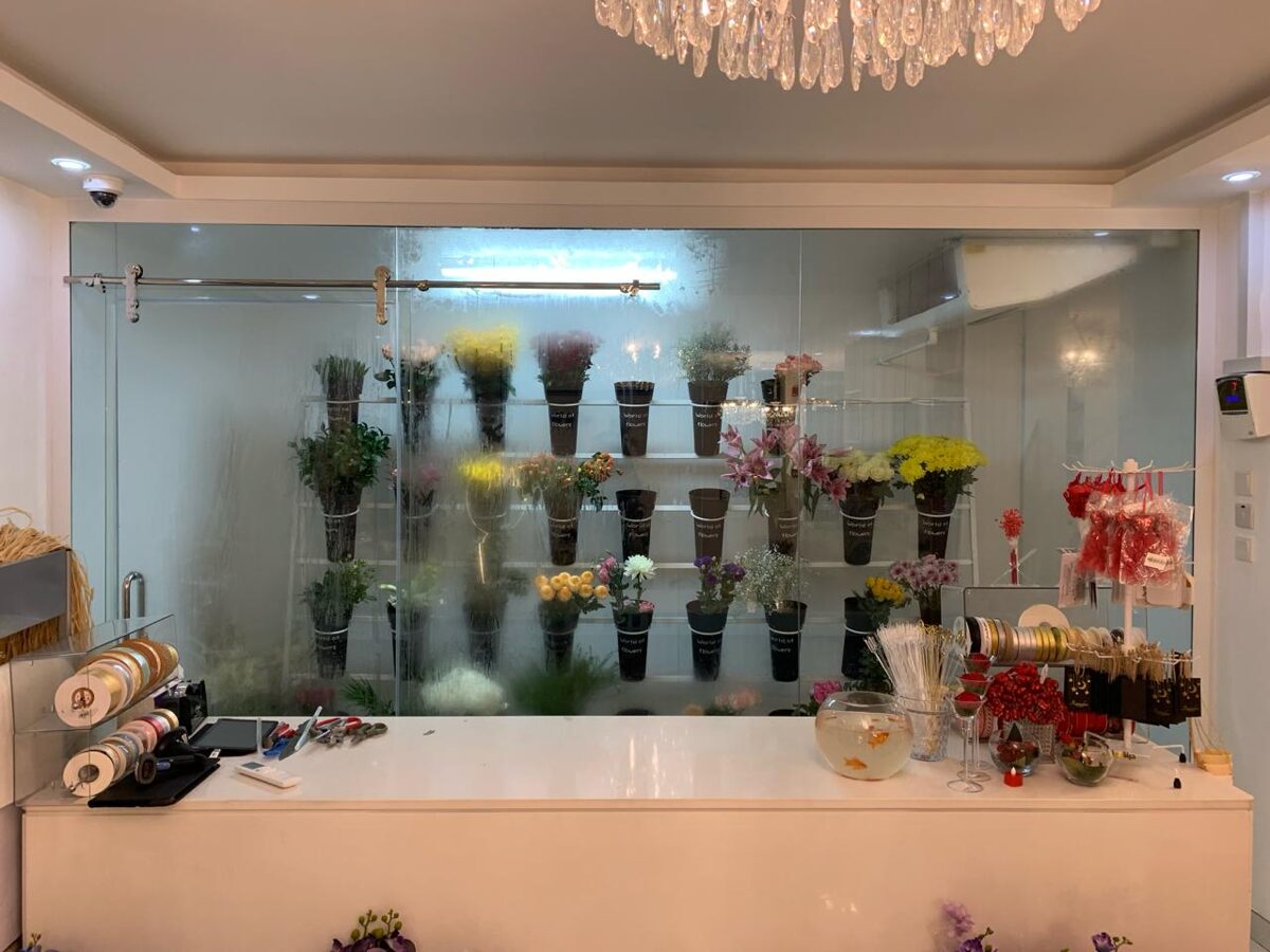 Walk-in flower cold room with insulated panels and refrigeration equipment